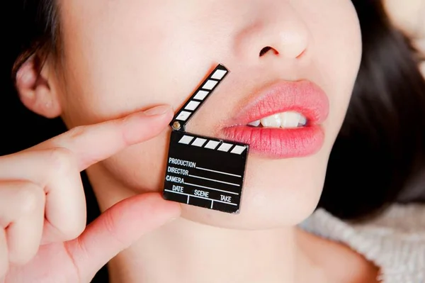 Rosto de mulher de perto com take de vídeo