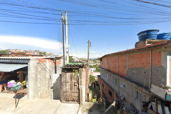 Imagem colorida mostra casa que pegou fogo no bairro Jardim Vassouras, em Francisco Morato. Dois meninos morreram no incêndio - Metrópoles