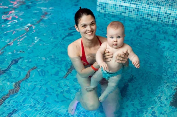 Mãe e bebe nadando