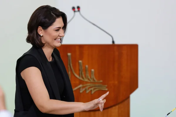 michelle bolsonaro faz sinal em libras