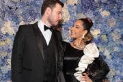 Thiago Nigro e Maíra Cardi trocam olhares durante evento