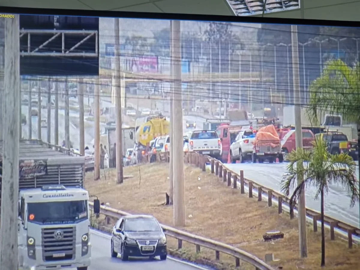 Acidente entre 9 veículos trava trânsito na BR-020 Acidente entre 9 veículos trava trânsito na BR-020
