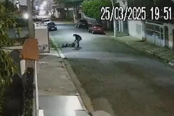 Captura de tela colorida de câmera de segurança que mostra tentativa de latrocínio. Mulher foi baleada na cabeça e teve o carro roubado em Suzano (SP). - Metrópoles