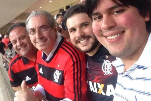 André Fufuca, do PP do Maranhão, posa para foto com Eduardo Cunha durante jogo do Flamengo, em 2015