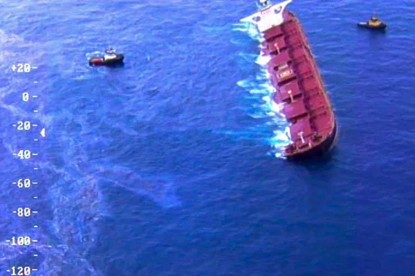 Ibama estima que navio encalhado vazou 333 litros de óleo no mar