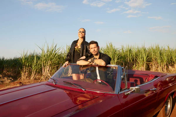 foto colorida de sabrina sato e joão vicente dentro de carro conversivel - metrópoles