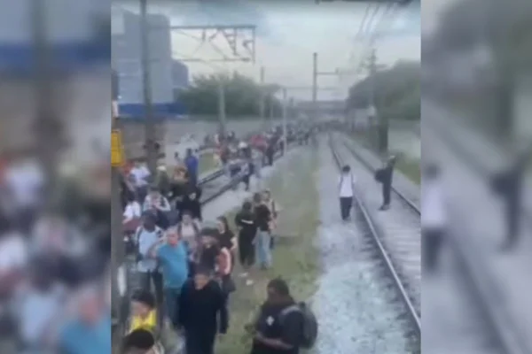 Descarrilamentos ocorreram entre quinta (13/8) e sexta-feira (14/8), afetando a circulação e provocando maiores intervalos entre os trens - Metrópoles