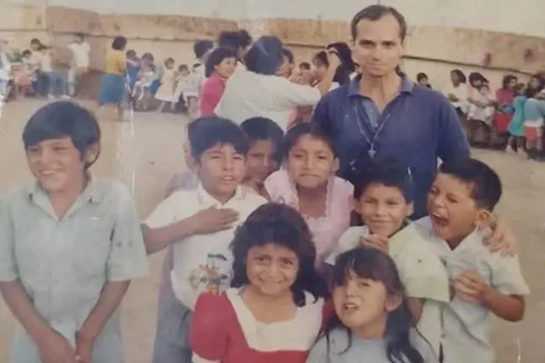 Foto colorida do papa Leão XIV durante missão no Peru - Metrópoles