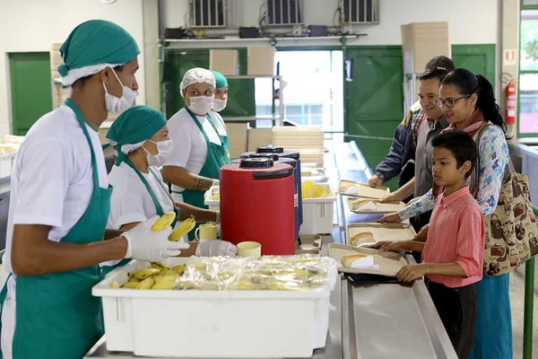 Refeitório de restaurante comunitário do DF
