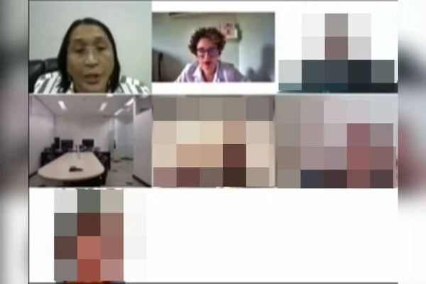 Imagem colorida de um frame da tela de um computador com uma reunião - Metrópoles
