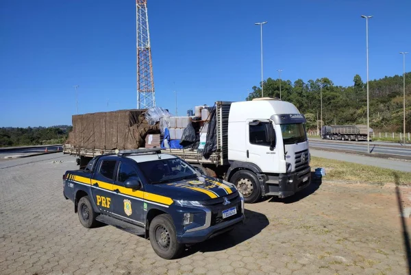 PRF apreende 4 mil litros de cachaça em embalagens de agrotóxicos