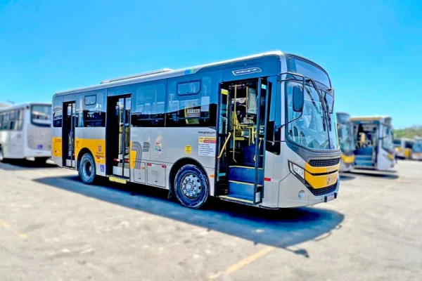 Imagem colorida de ônibus de empresa investigada pela PF por envolvimento com PCC