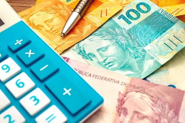 Calculadora, dinheiro, caneta - Metrópoles