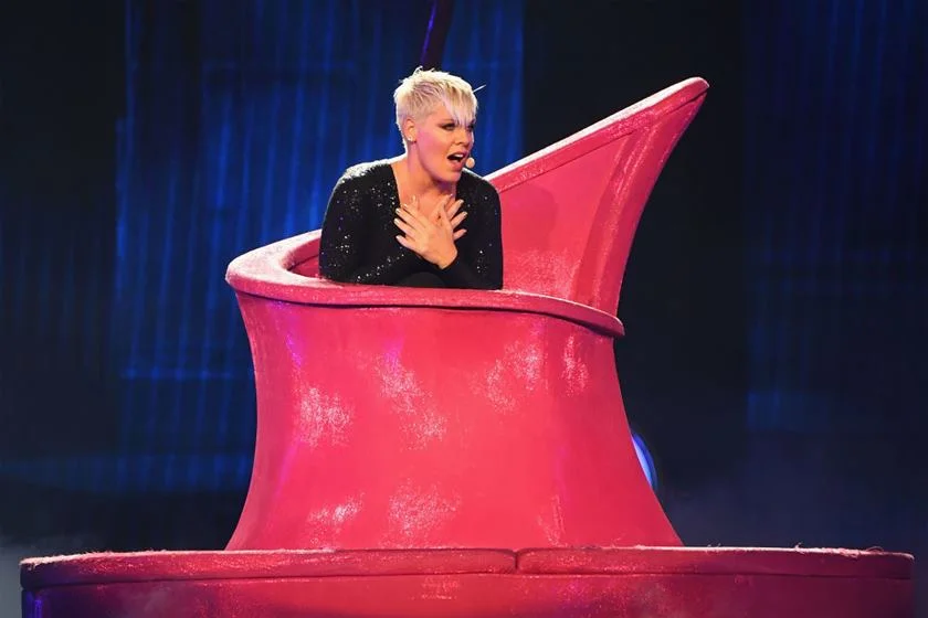 Após cancelar o primeiro show, Pink publicou uma foto na praia Após cancelar o primeiro show, Pink publicou uma foto na praia