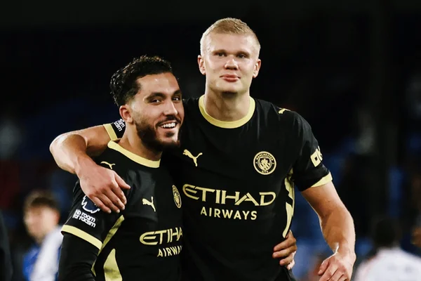 Cherki e Haaland, jogadores do Manchester City