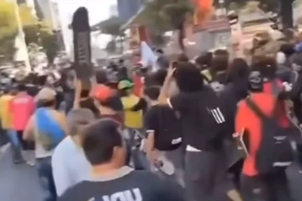 Skatistas xingam Bolsonaro - Metrópoles