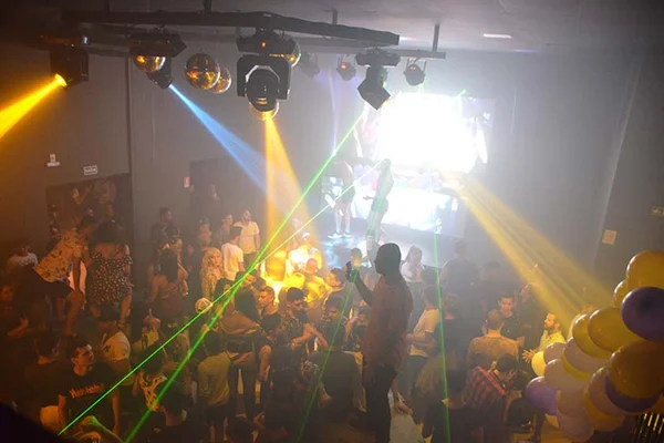 Balada de Brasília promove noite LGBT dedicada ao sertanejo