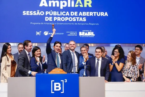 Imagem de leilão de aeroportos na Bolsa de Valores do Brasil (B3) - Metrópoles