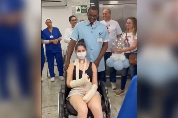 Jovem esfaqueada mais de 30 vezes ao negar pedido de namoro tem alta