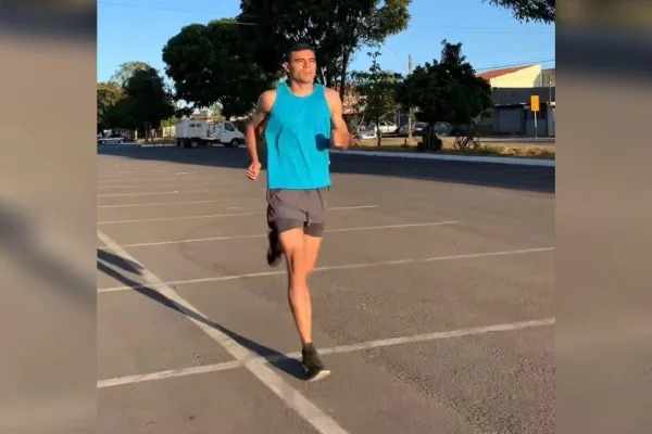 Foto de um homem correndo em uma pista