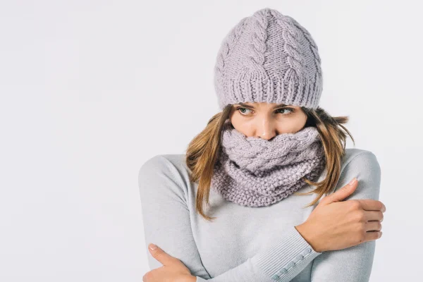 Imagem colorida de uma mulher com frio - Metrópoles