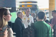 Candidato pasou a tarde na rodoviária do Plano Piloto cumprimentando eleitores. Candidato pasou a tarde na rodoviária do Plano Piloto cumprimentando eleitores.