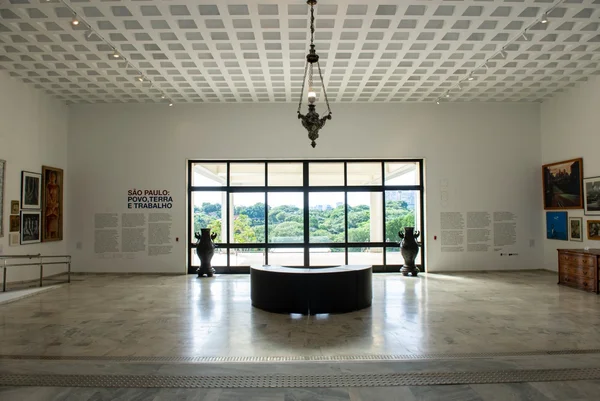Imagem colorida mostra entrada restaurada do Palácio dos Bandeirantes - Metrópoles