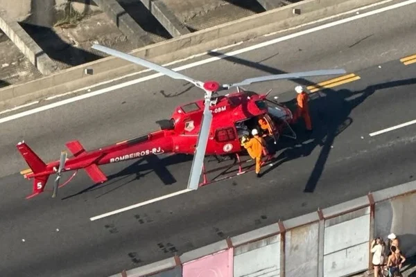 Helicóptero faz pouso em avenida no RJ após grave acidente