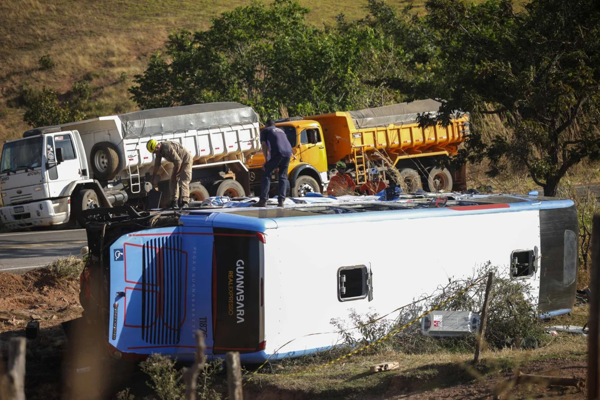 Uma carreta, dois carros e um ônibus se envolveram no acidente Uma carreta, dois carros e um ônibus se envolveram no acidente