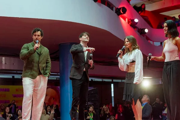 Fã viaja 3 mil km para ver Henry Cavill em evento, mas final é triste