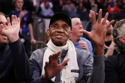 Dick Barnett foi duas vezes campeão da NBA com a equipe Dick Barnett foi duas vezes campeão da NBA com a equipe