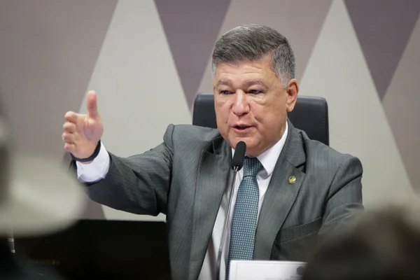 Imagem colorida, senador Carlos Viana na abertura da CPMI do INSS - Metrópoles