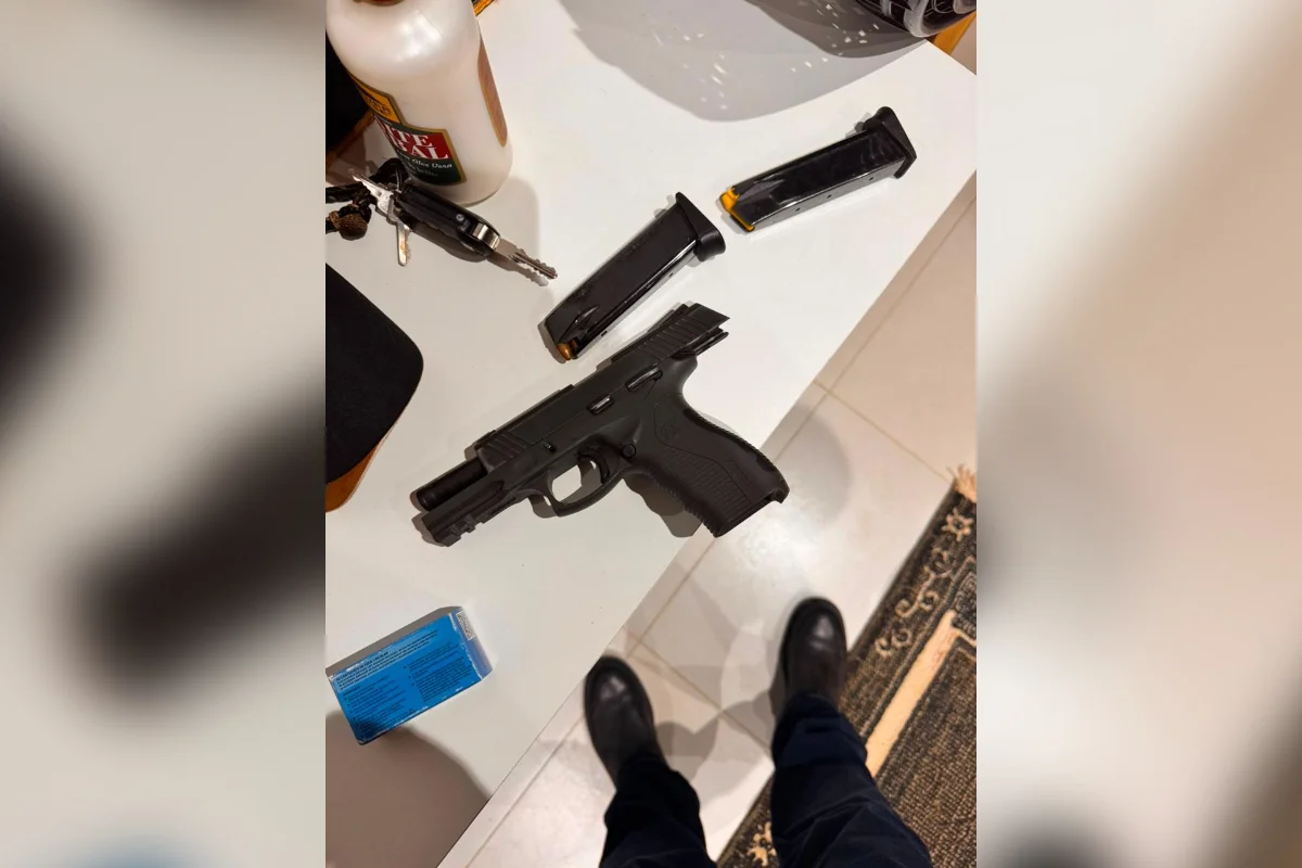 O genro dele também foi preso por estar em posse de uma pistola Taurus calibre 9 mm com a numeração raspada e dois carregadores. Segundo a investigação, ele atuava na segurança do integrante da facção O genro dele também foi preso por estar em posse de uma pistola Taurus calibre 9 mm com a numeração raspada e dois carregadores. Segundo a investigação, ele atuava na segurança do integrante da facção