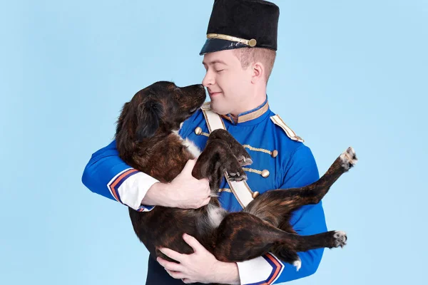 Bailarino segura cachorro no colo
