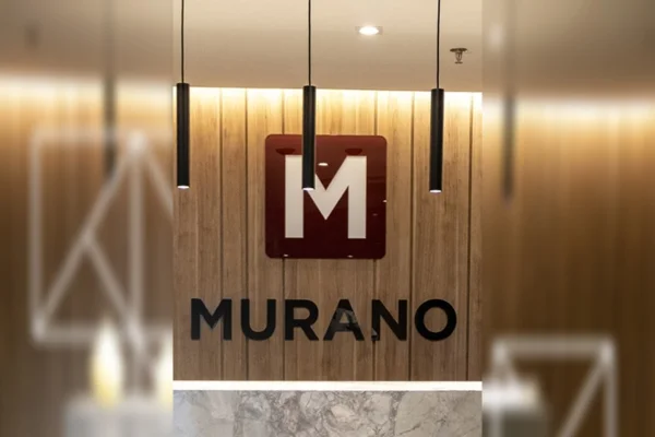 Imagem colorida de fachada de empresa com logotipo vermelho
