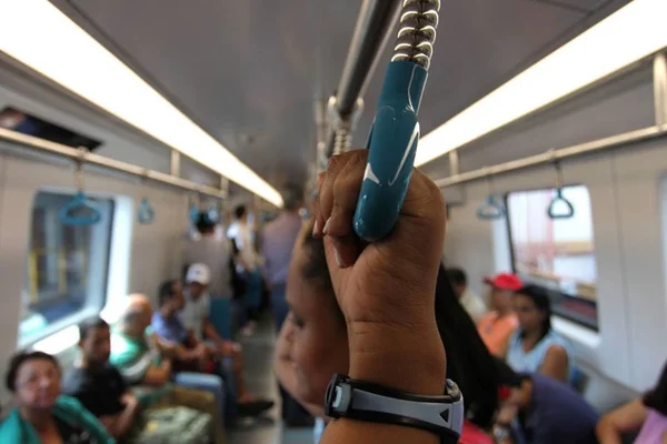 Casal faz sexo em banheiro de trem e deixa tudo à mostra pela janela