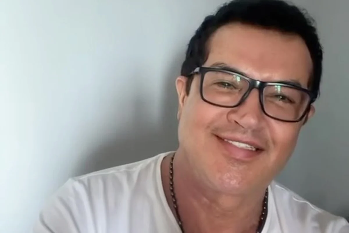 Beto Barbosa posa sorridente para o Instagram Beto Barbosa posa sorridente para o Instagram