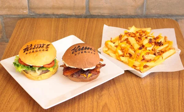 Dois hambúrgueres a rede Hum! Burguer