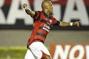 Ivan Fiel da Silva, o Brasão, comemora gol no Santa Cruz