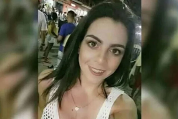 Mulher de regata branca tira selfie. Mulher está desaparecida há 6 anos e família faz buscas - Metrópoles