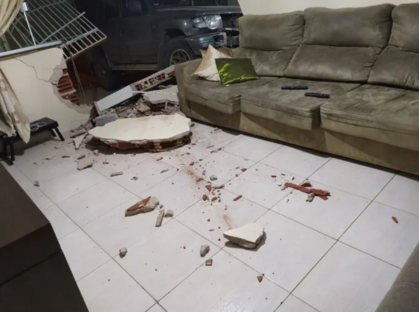 DF: surtado, motorista invade casa e quase atinge mulher no sofá