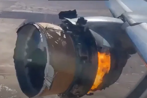 Turbina do Boeing 777 em chamas