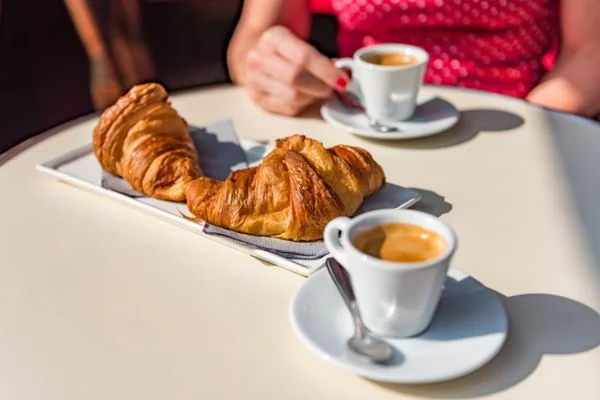 Cliente encontra larva em croissant e recebe R$ 4 mil de indenização