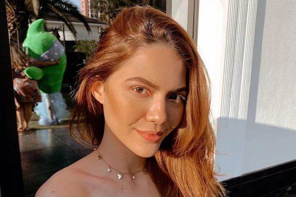 Sarah Poncio explica silicone nos seios: “Tirei tanta pele, precisei”
