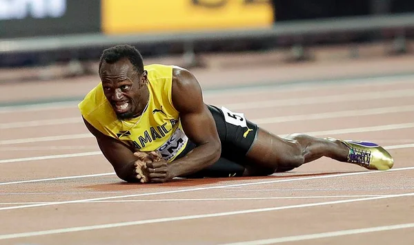 Usain Bolt se machuca e cai na pista em sua última prova de atletismo