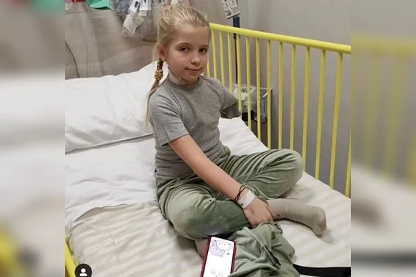 Ucraniana de 9 anos tem braço amputado após ser atingida por disparos
