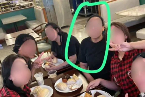 Grupo de pessoas em selfie - Metrópoles