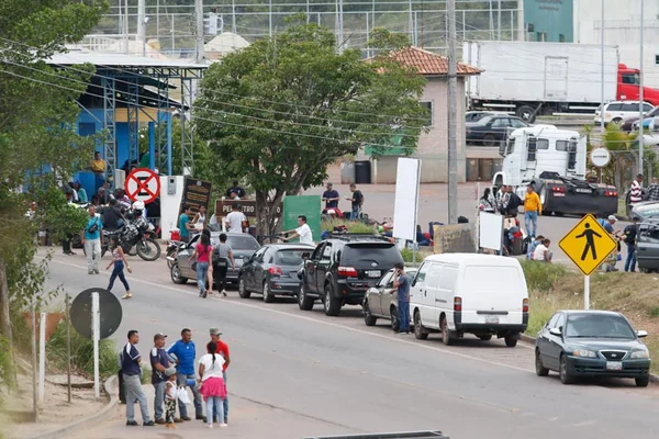 Fluxo de venezuelanos que entram no Brasil cai em 2º dia de protestos