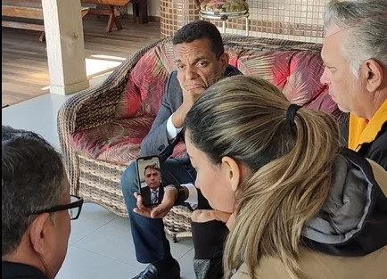 Presidente Jair Bolsonaro conversa com irmãos do guarda civil e tesoureiro do PT em Foz do Iguaçu, Marcelo Arruda