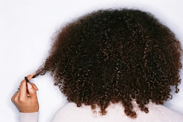 Alerta, cachos: 5 dicas para finalizar o cabelo cacheado em dias frios